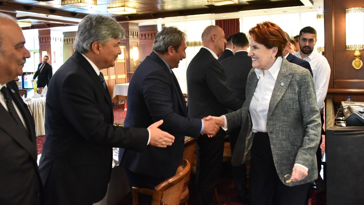 Meral Akşener, partisinin milletvekilleriyle yemekte buluştu