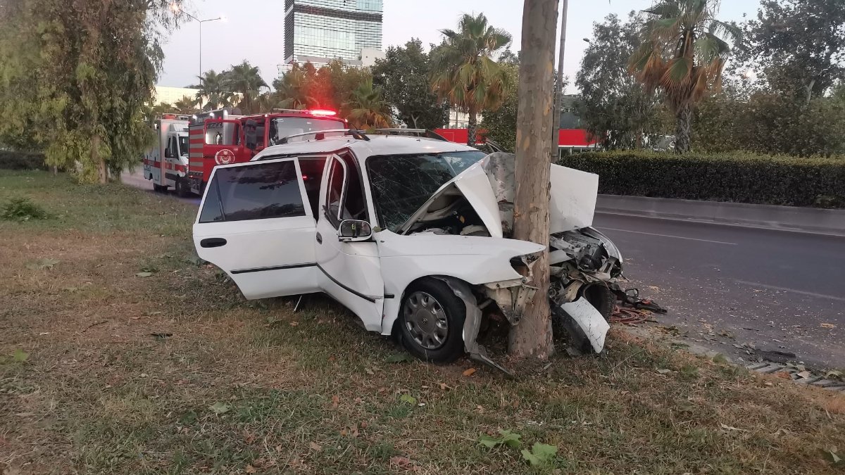 İzmir'de satılık araçla ağaca çarpan sürücü hayatını kaybetti