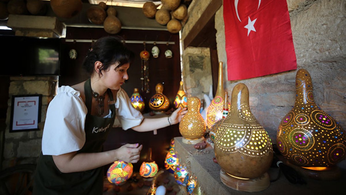 Aydın'da Rus gelin, kayınpederinden öğrendiği Türk el sanatını devam ...