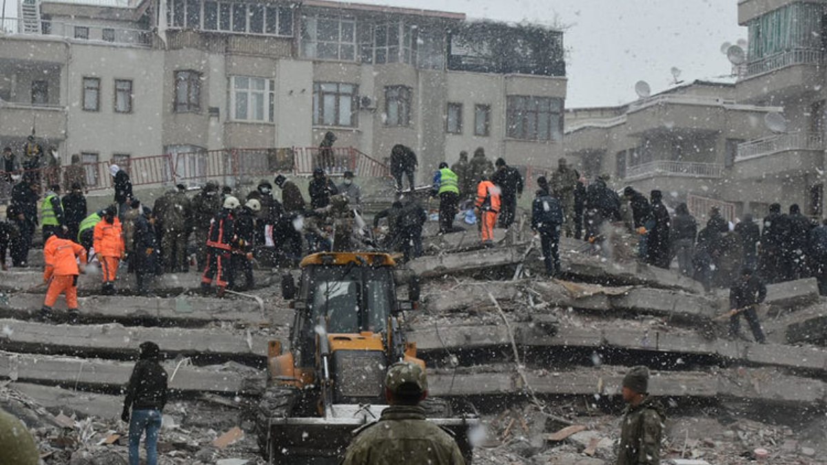 Deprem bölgesindeki yardımları evine götüren polis kendini savundu: Kaybolmasın diye eve götürdüm