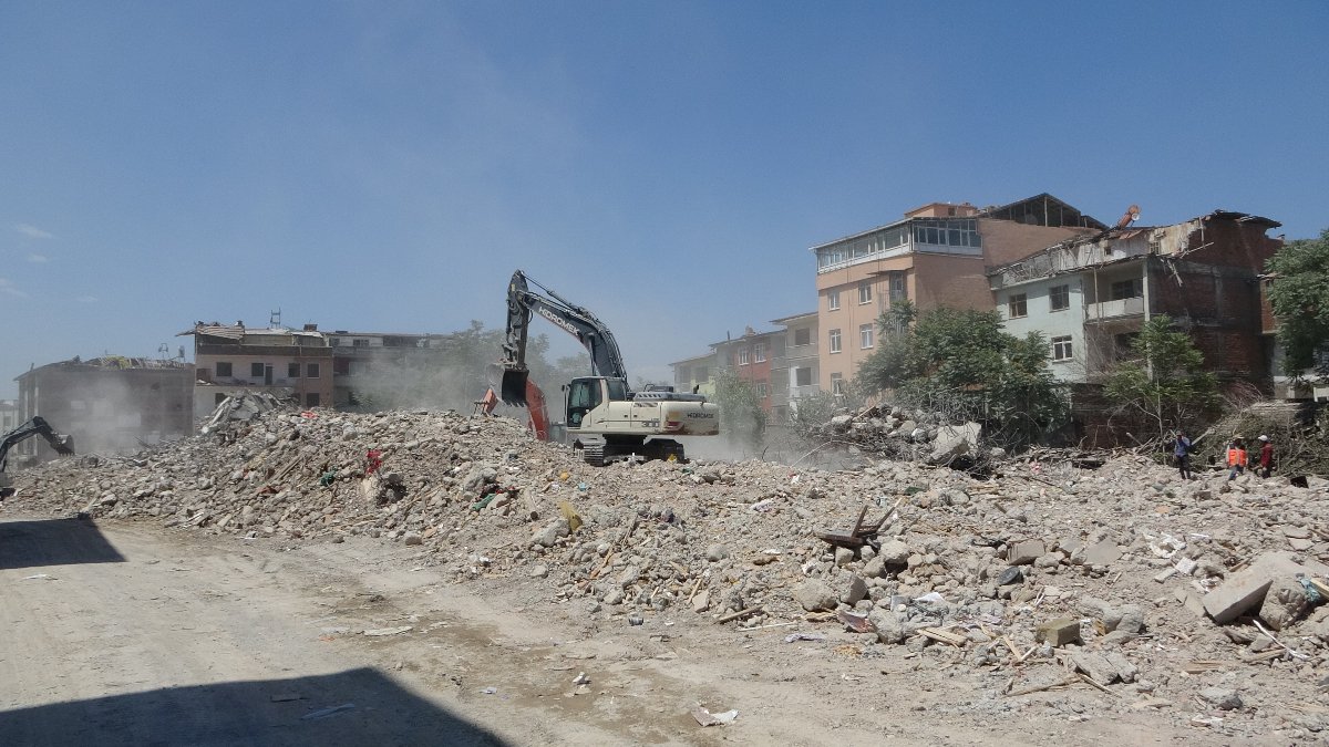 Malatya'da ağır hasarlı binaların yıkıldığı yerler tarlaya döndü