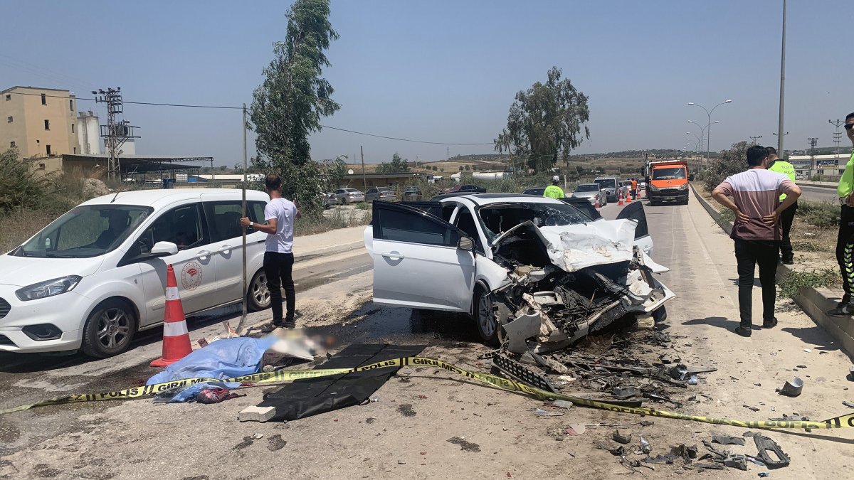 Adana'da otomobil, yol süpürme aracına çarptı: Anne öldü, 3 çocuğu yaralandı