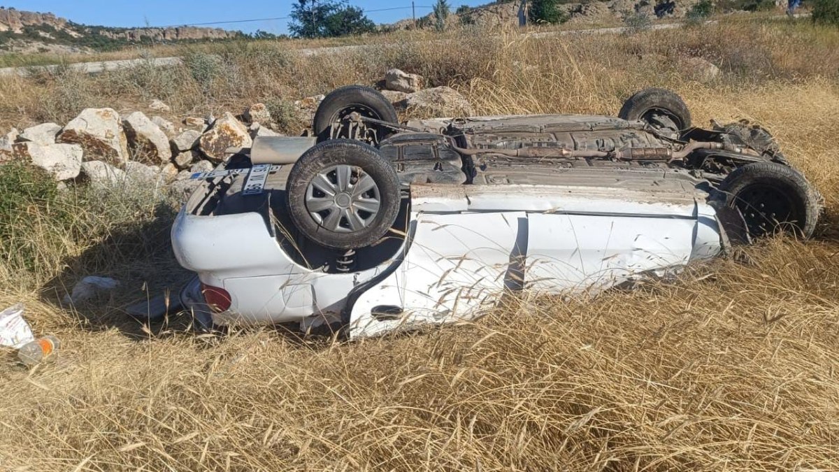 Afyonkarahisar'da kontrolden çıkan araç ters döndü: 2 ölü