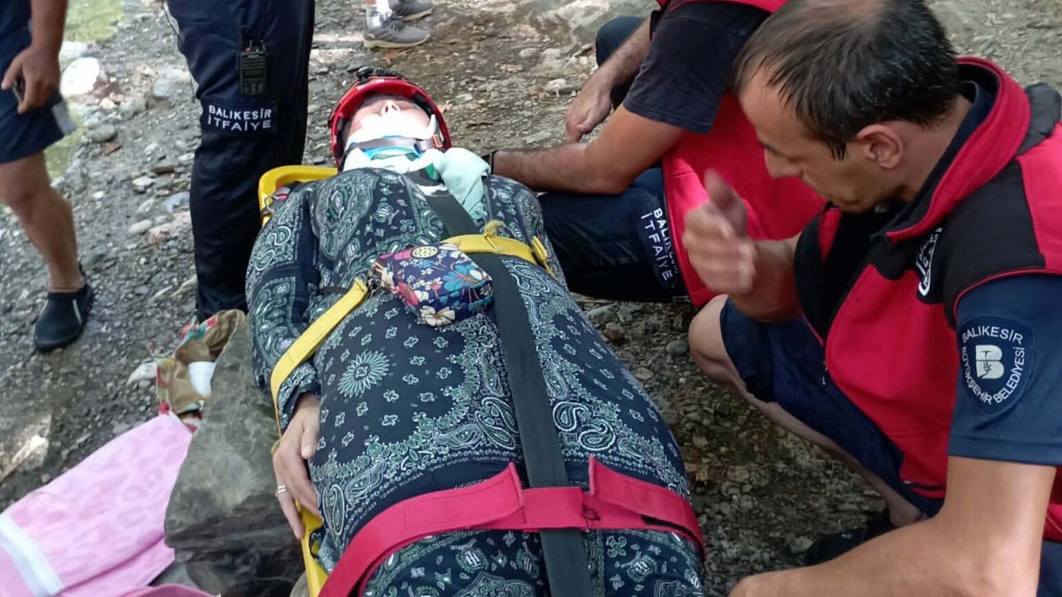 Balıkesir'de kanyonda kayalıktan düşen yabancı turist yaralandı