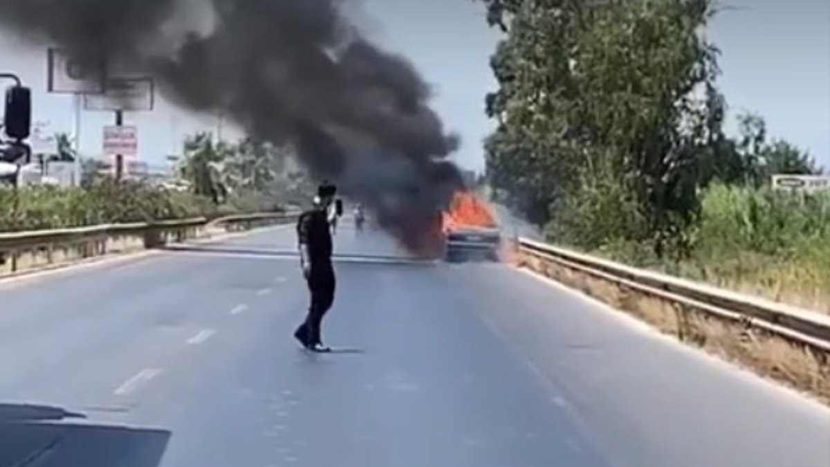 Antalya'da seyir halindeki otomobilde yangın çıktı