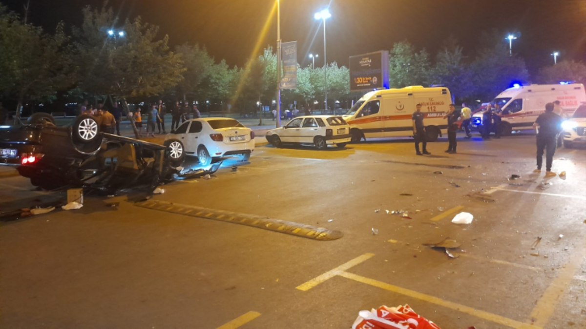 İstanbul Bakırköy'de 3 araca çarpan otomobil takla attı: 4 yaralı