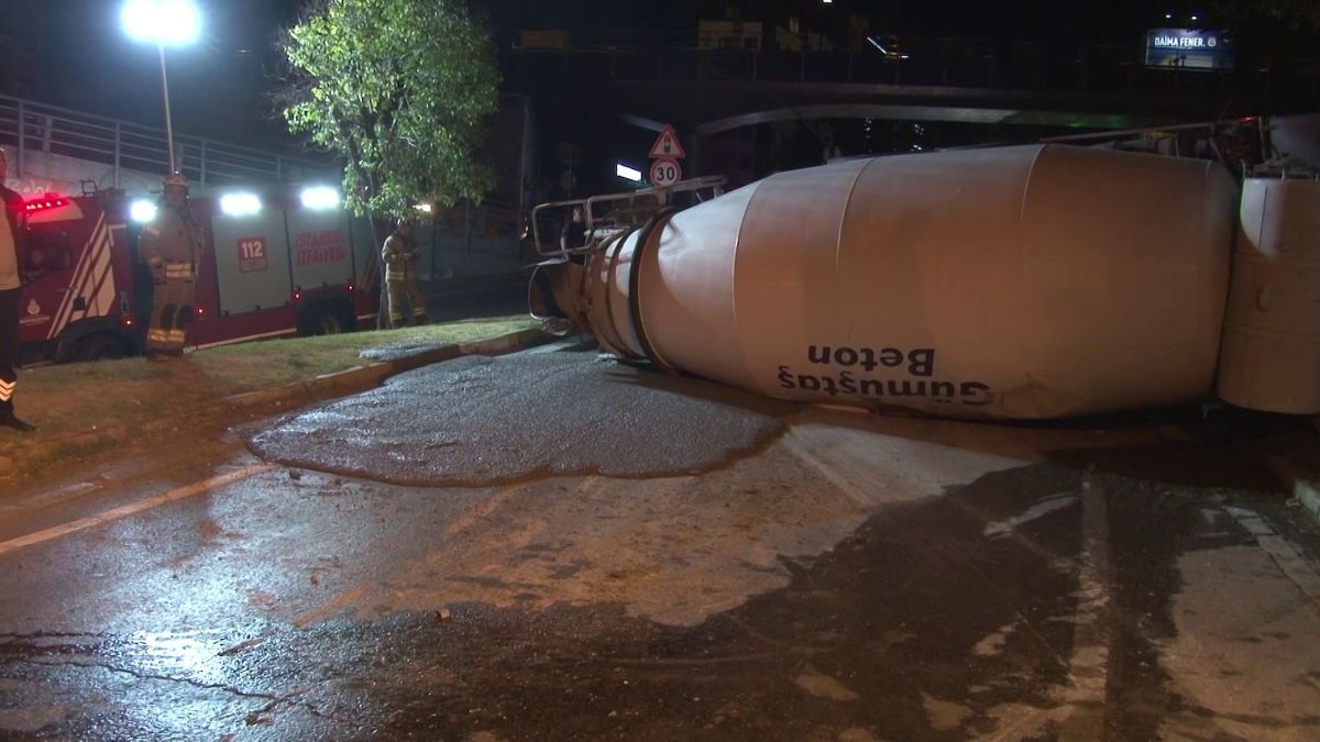 Beyoğlu'nda virajı alamayan beton mikseri yan yattı