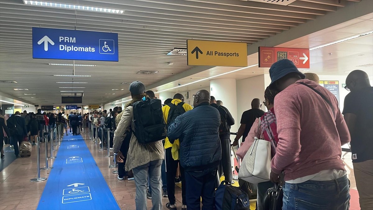 Brüksel Havalimanı'nda kuyruk: Saatlerce bekliyorlar