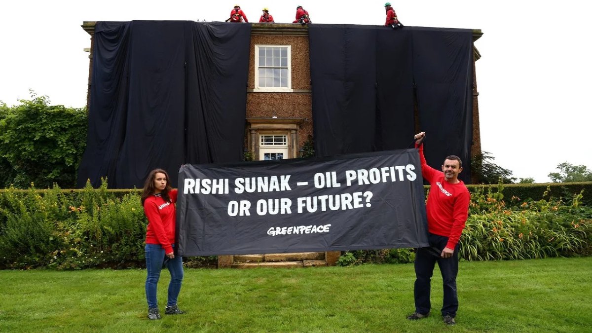 Çevreci aktivistler şimdi de İngiltere Başbakanı Sunak’ın evini hedef aldı