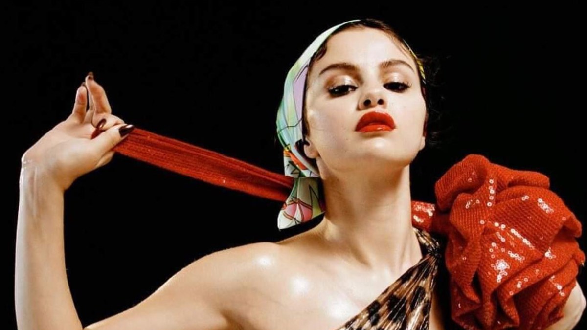 Selena Gomez mayolu pozuyla eleştirilere cevap verdi