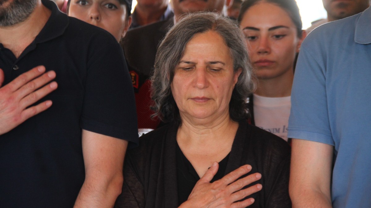 Tutuklu bulunan HDP'li Gülten Kışanak, ablasının cenaze törenine katıldı