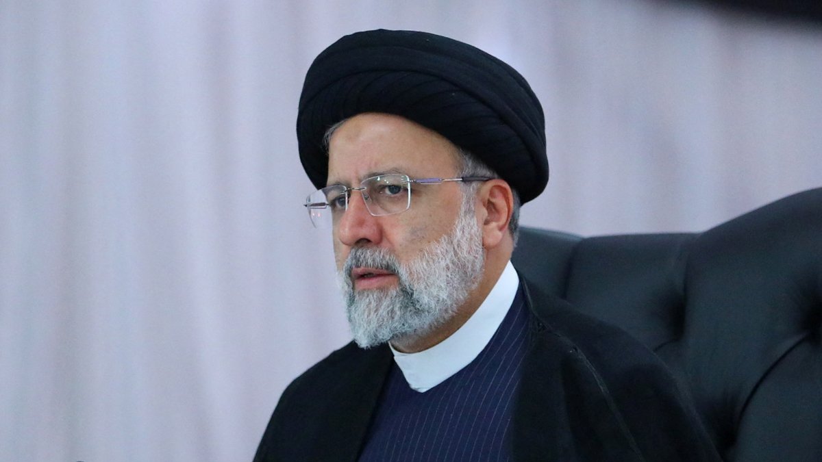 İran Cumhurbaşkanı Reisi: Başörtüsü çıkarma hareketlerine son verilecek