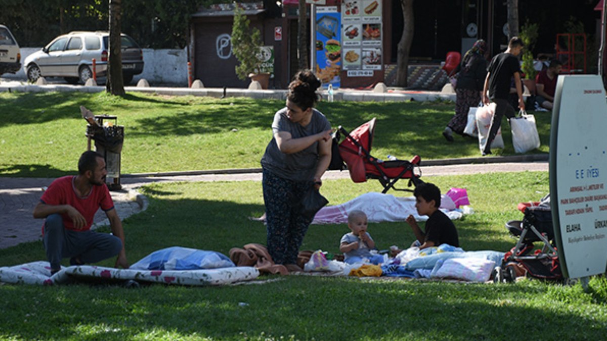 Malatya'daki depremin ardından bazı vatandaşlar parklarda sabahladı