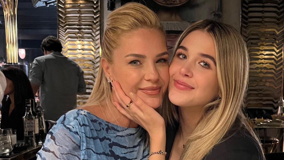 Kızı güzelliğiyle büyüledi! Emine Ün'ün kızını görenler şaşkınlığını gizleyemedi: 'İkiz gibisiniz'