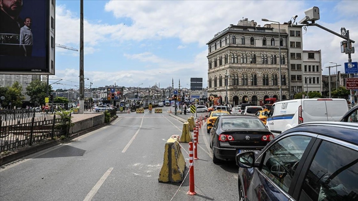 İstanbul'da Galata Köprüsü'ndeki bakım çalışması trafiği aksattı