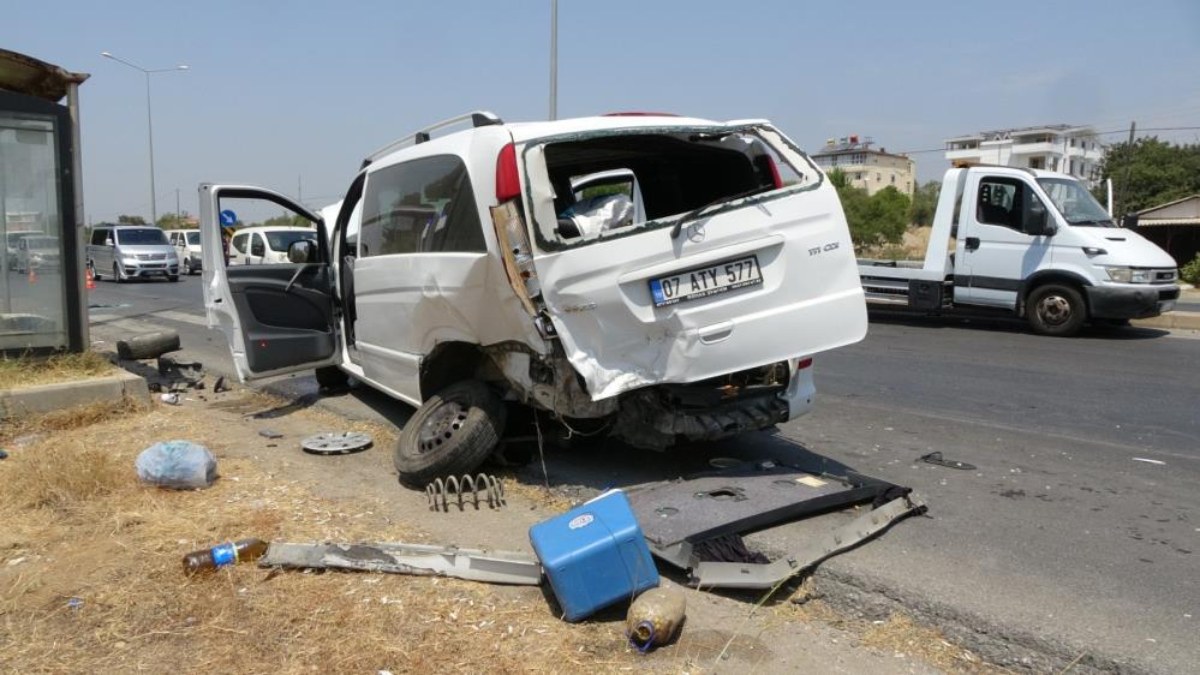 Antalya'da kaza: Tali yoldan çıkan minibüs, otomobillerle çarpıştı