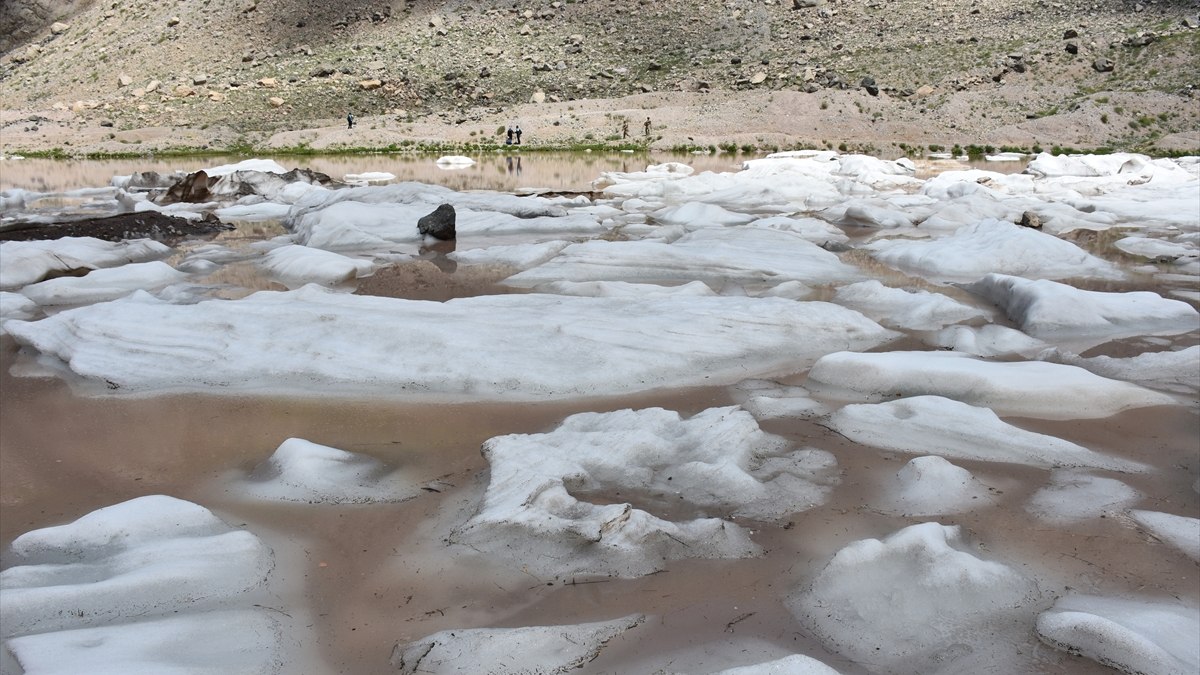 Hakkari'deki Cilo Dağları'nda buzullar eriyor