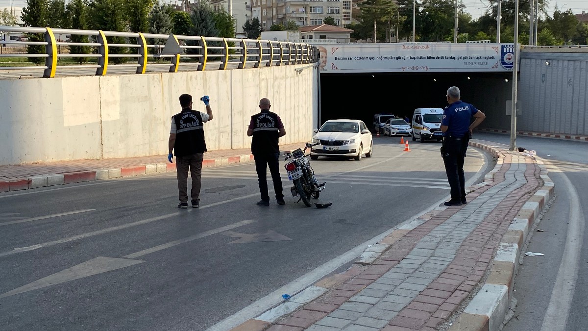 Karaman'da motosiklet, aydınlatma direğine çarptı: 1 ölü, 1 yaralı