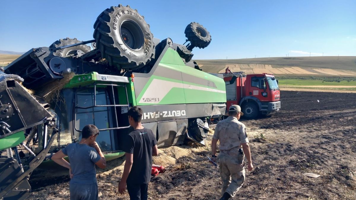 Kars'ta biçerdöver yangını: Devrildiği tarlada hasar oluştu