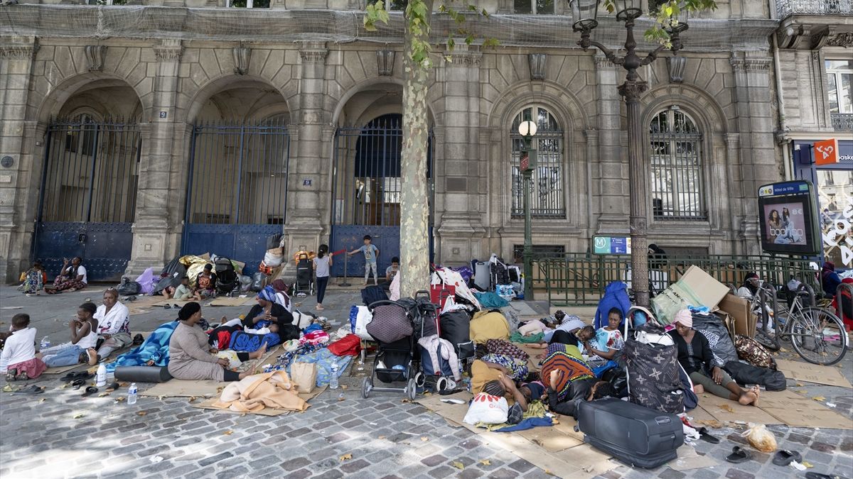 Fransa'da göçmen krizi alevleniyor! Paris Belediyesi önünde kampta yaşam koşullarına çözüm bekliyorlar