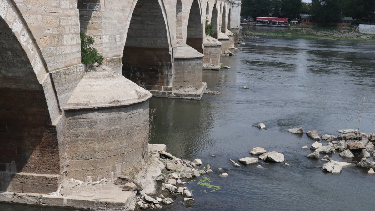 Tarihi miras kuraklık tehdidi altında: Meriç Nehri'nde ahşap köprünün temelleri göründü