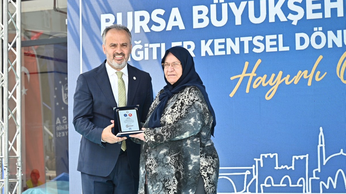 Bursa'da kentsel dönüşüm kapsamında 1 yılda yapılan konutlar sahiplerine teslim edildi