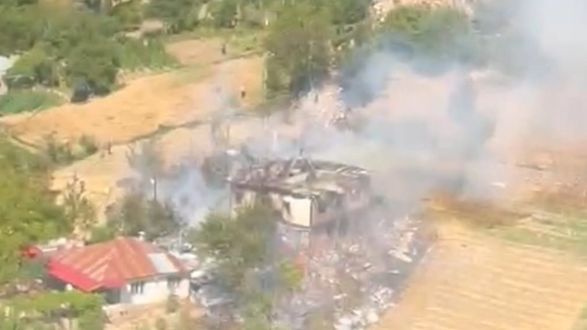 Adana'da evlere sıçrayan yangına havadan müdahale edildi