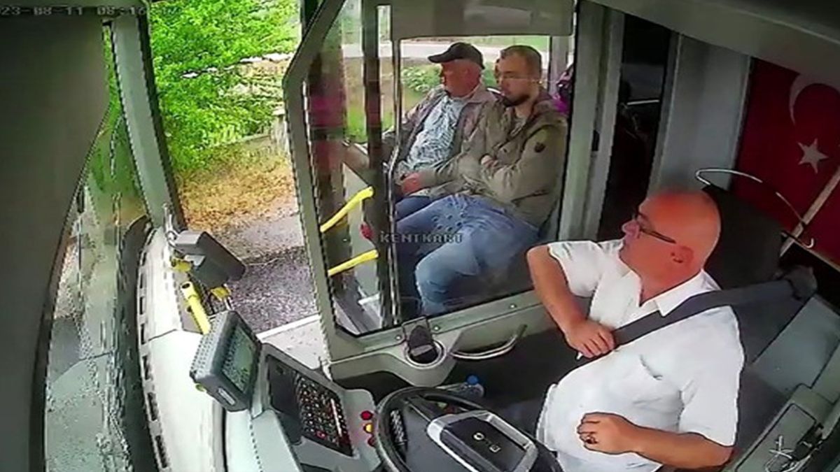 Düzce'de otobüs şoföründen alkışlanacak hareket! Arabayı yaşlı kadın için durdurdu...