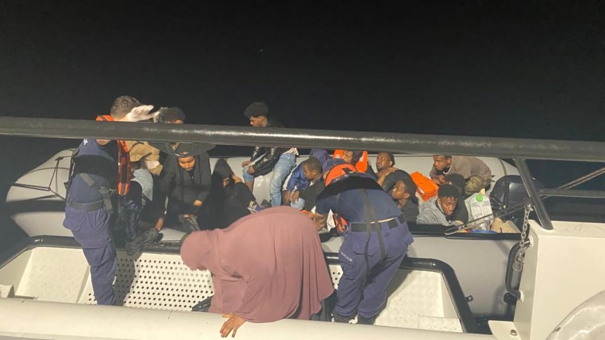 Balıkesir Ayvalık’ta 18 düzensiz göçmen kurtarıldı