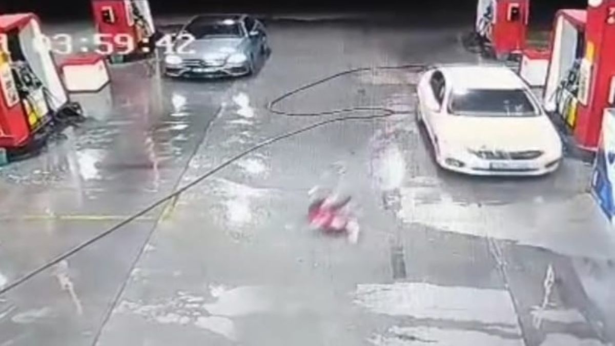 İzmir'deki akaryakıt istasyonunda dehşet! Otomobilin vurduğu kadın sürüklendi...