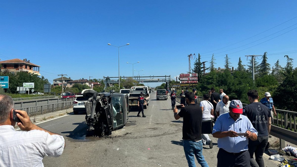 Samsun'da hafif ticari araç yol kenarındaki otomobile çarptı: 8 yaralı