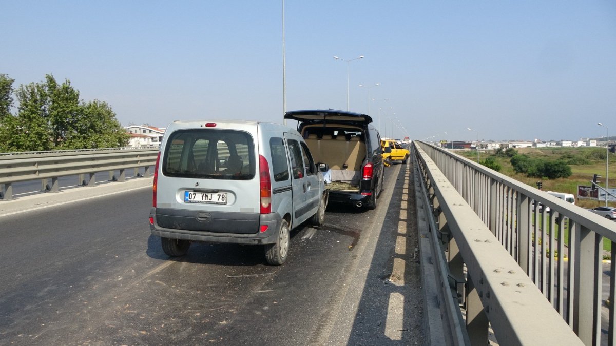Antalya'da lastiği patlayan tur minibüsü sağa çekildi: Zincirleme kaza yaşandı