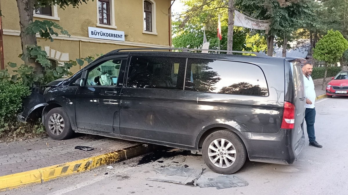 Kocaeli'de turistleri taşıyan minibüs ağaca çarptı: 6 yaralı
