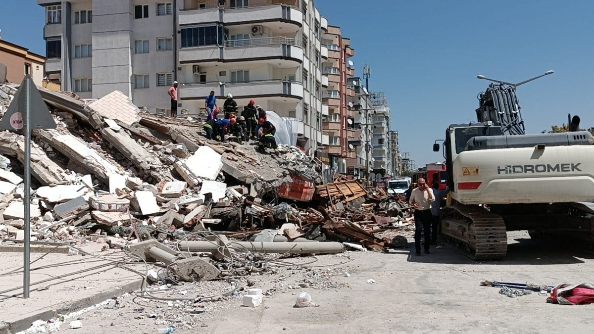 Gaziantep'te iş makinası, yıkımı yapılan binanın altında kaldı