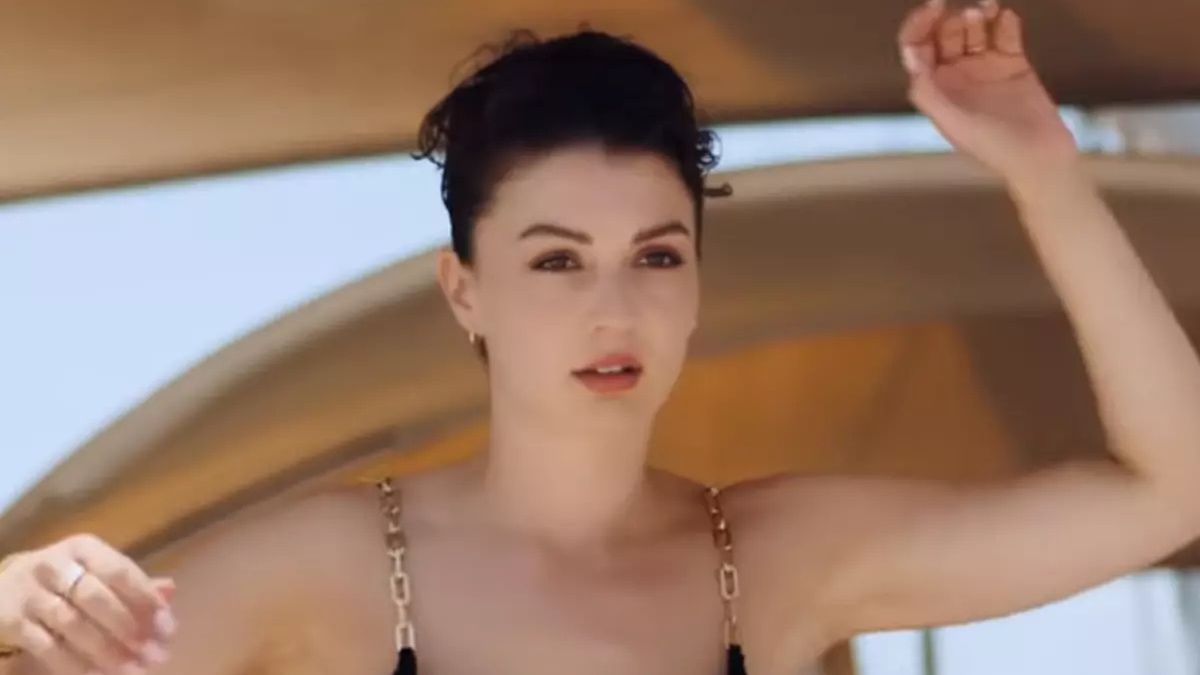 Burcu Özberk dekolteyi arşa çıkardı, sosyal medya hayran kaldı!