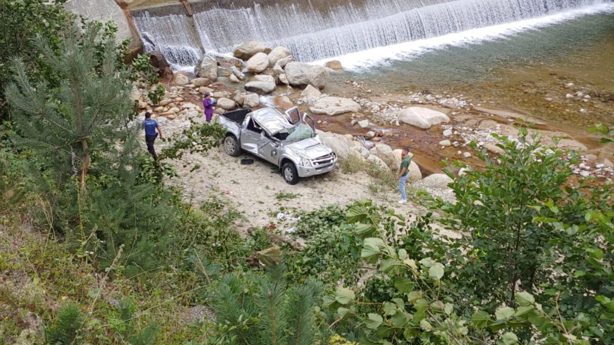 Rize'de dereye uçan kamyonetteki babaanne ölürken torunu yaralandı