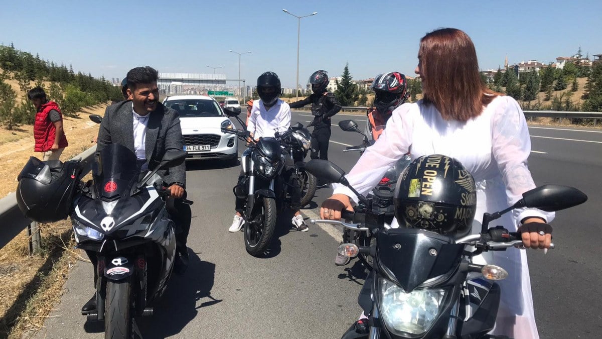 Ankara'da dünyaevine giren motokurye çift, nikaha motosikletle gitti