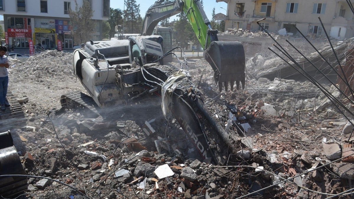 Kahramanmaraş'taki yıkım çalışmaları sırasında iş makinesi enkaz altında kaldı