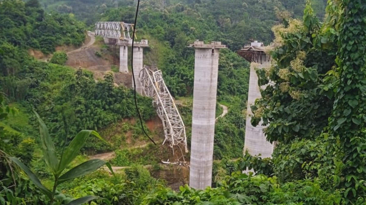 Hindistan'da çöken demir yolu köprüsü ölümlere neden oldu