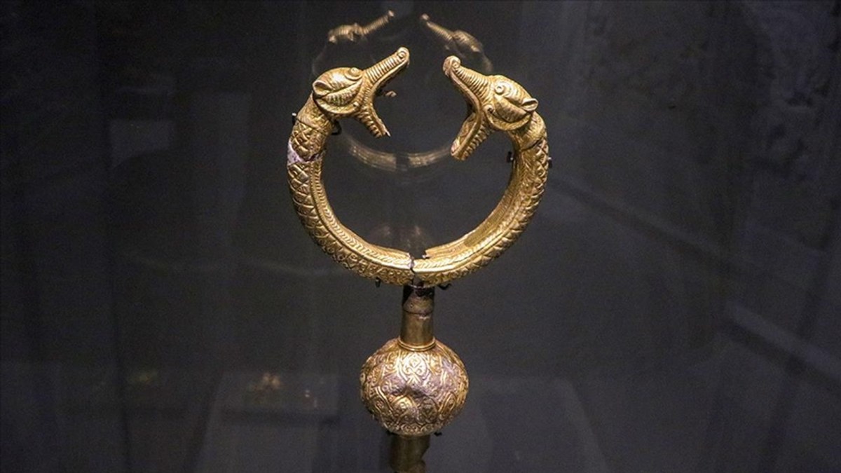 Malazgirt'te bulunan çift başlı ejder işlemeli altın kaplama tuğ ilk kez sergilendi
