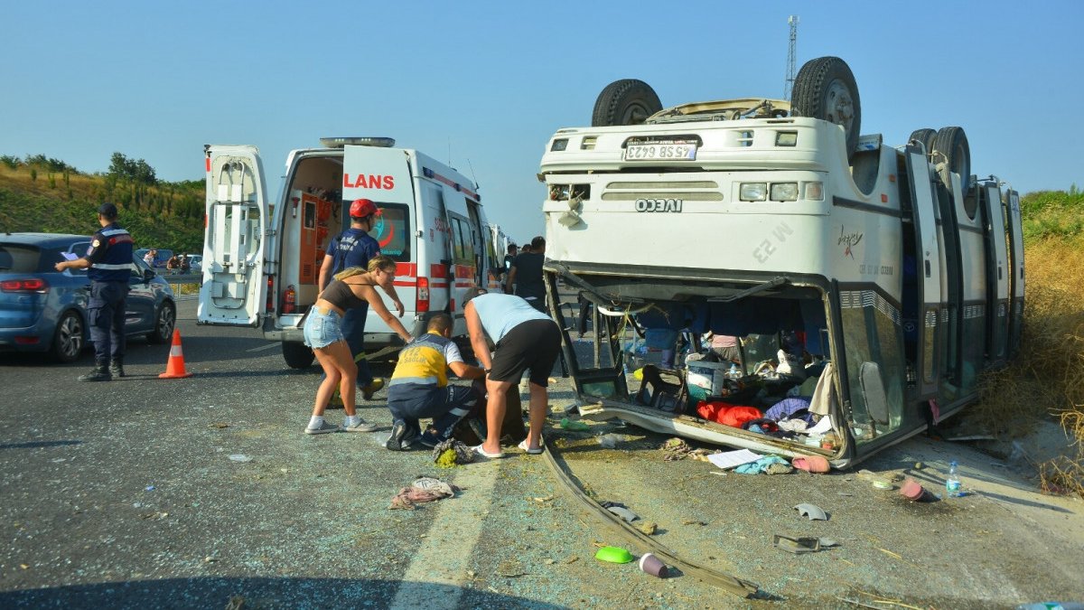 Manisa'da işçi servisi ile otomobil çarpıştı: 1'i ağır 30 yaralı