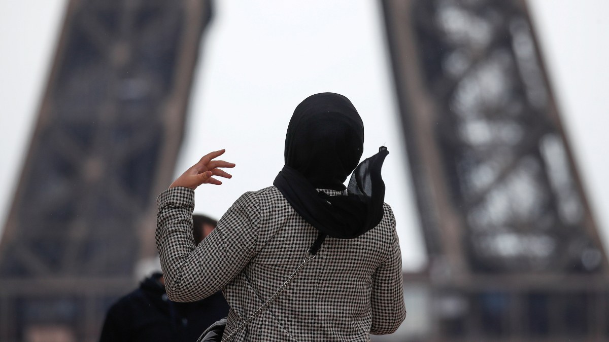 Fransa'nın uzun elbise rahatsızlığı: Laikliğe aykırı buldular