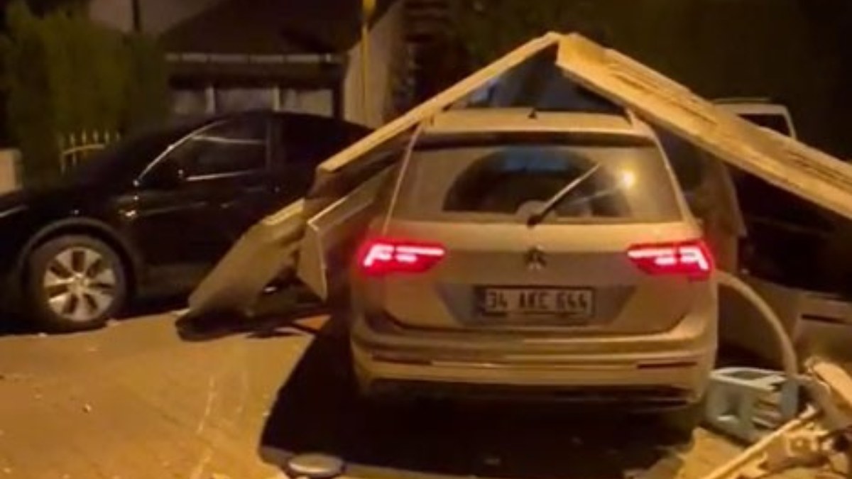 İstanbul'da 18 yaşından küçük çocuk kaza yaptı: Polis kulübesini devirdi