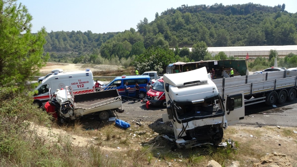 Antalya'da kamyonet ile tır çarpıştı: 2 ölü