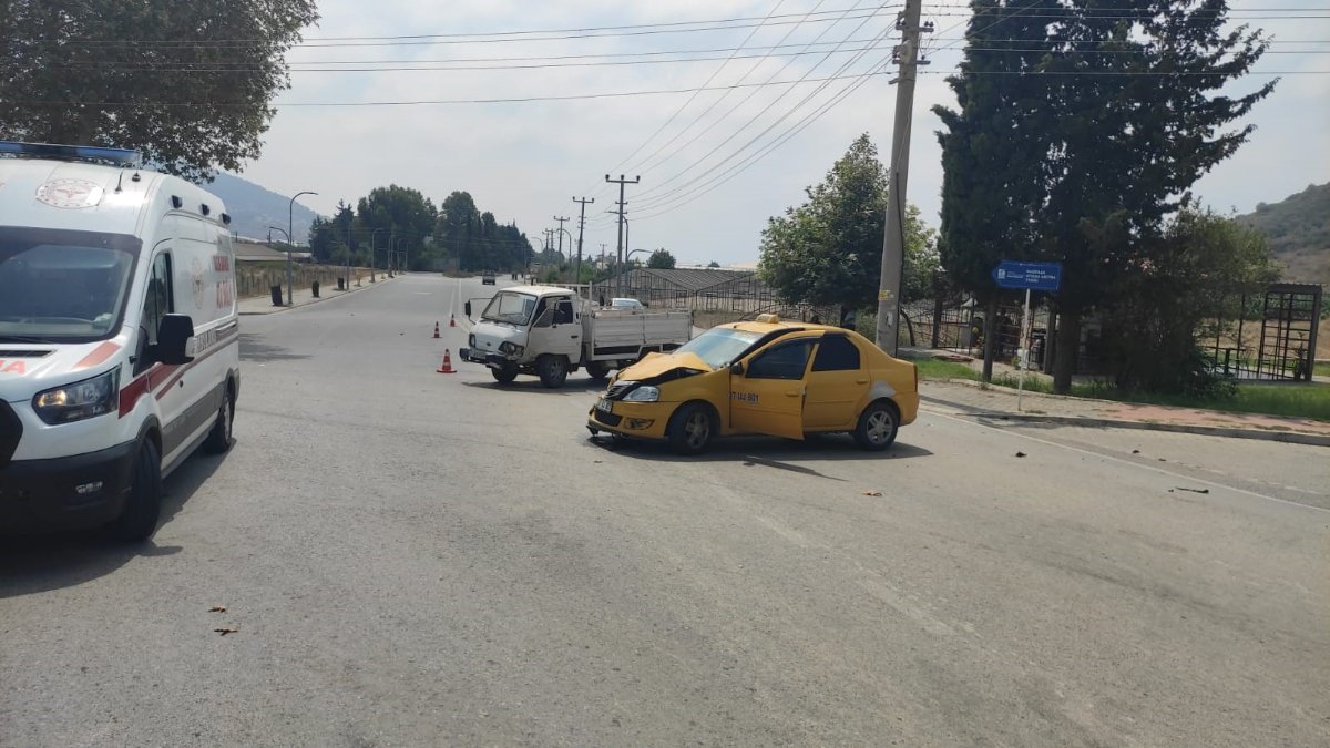 Antalya'da ticari taksi ile kamyonet çarpıştı: 4 yaralı