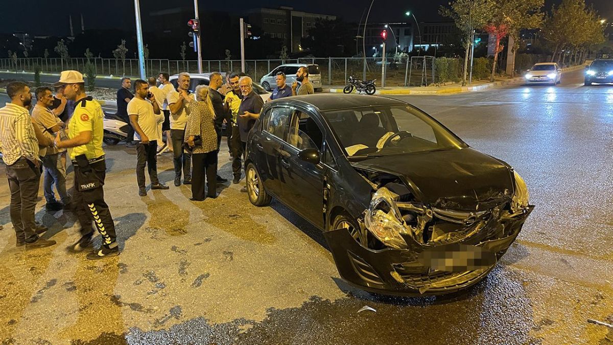 Kilis'te iki otomobilin çarpıştığı kazada 3 kişi yaralandı
