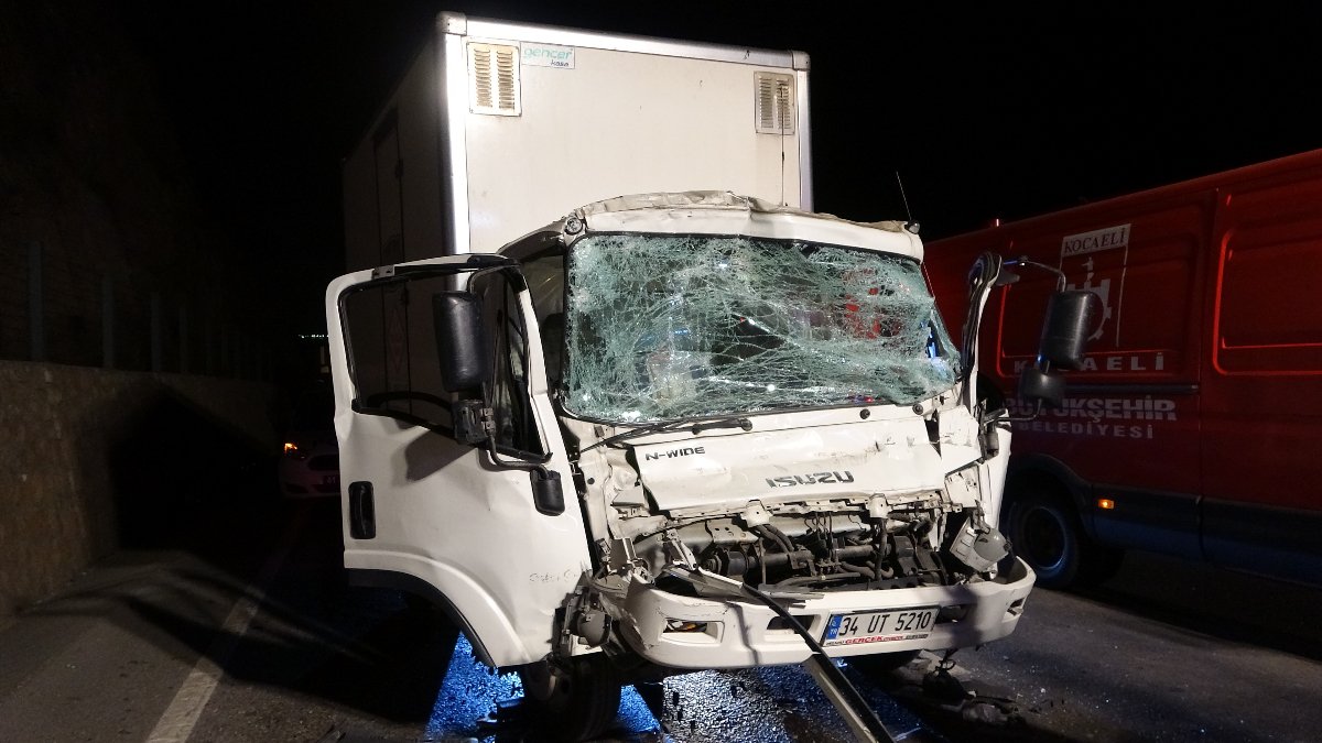 Kocaeli'de kamyonette sıkışan sürücü itfaiye ekiplerince kurtarıldı