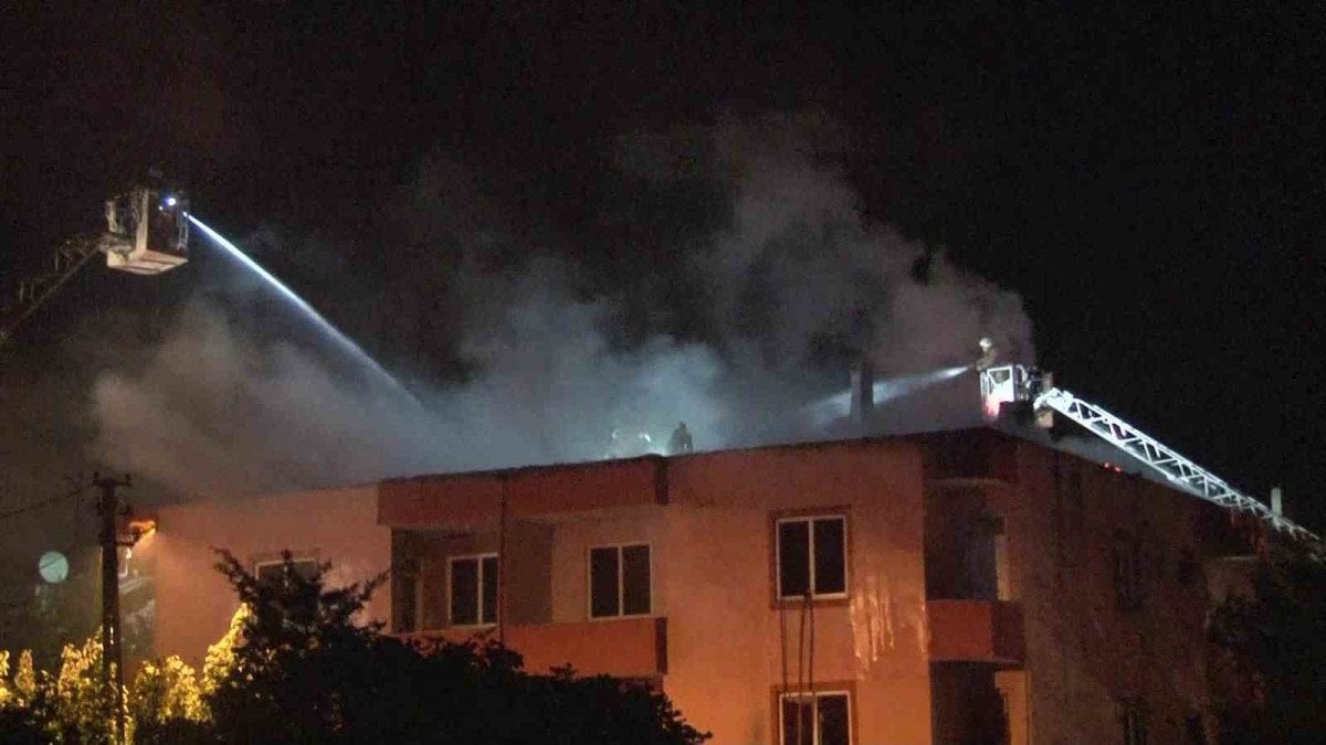 Sancaktepe'de yangın! Binanın çatısı alevlere teslim oldu