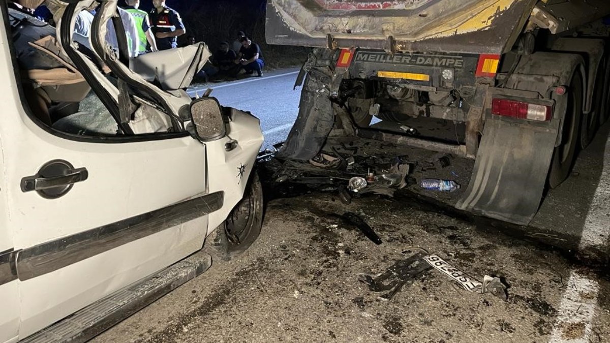 Silivri’de hafif ticari araç arıza yapan hafriyat kamyonuna çarptı: 1 ölü