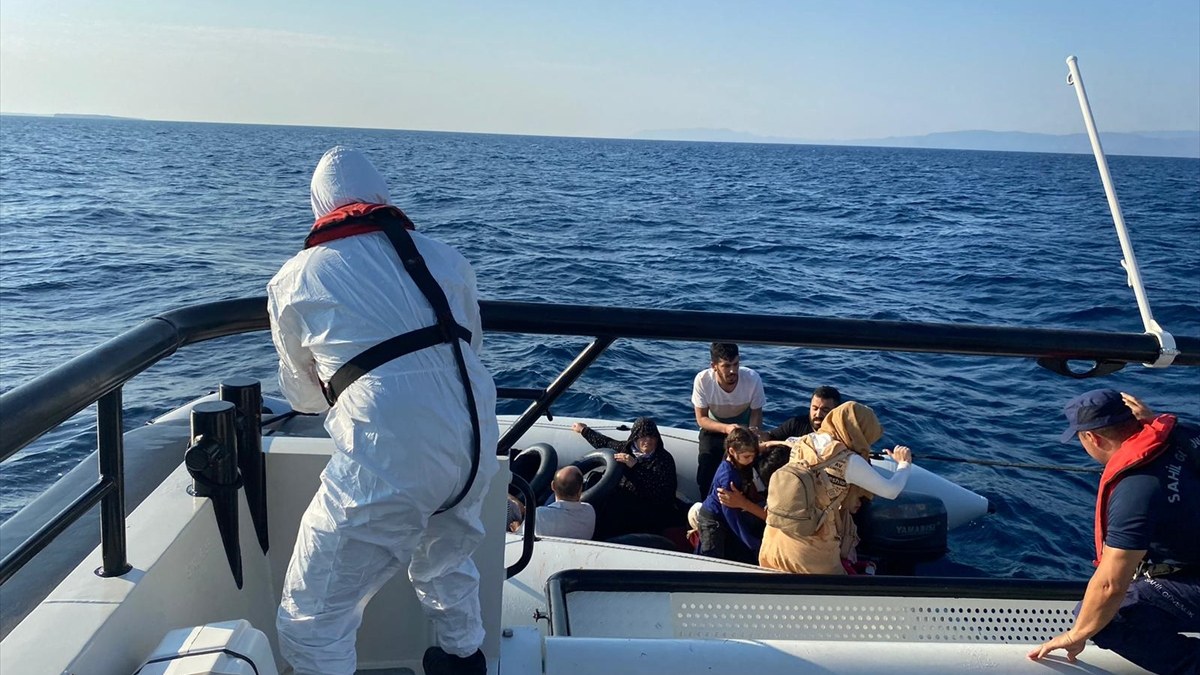 Balıkesir'de 19 düzensiz göçmen kurtarıldı